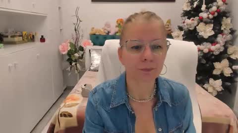 Snapshot of prettyblackeyes chatting on 11.24.25 wilma online show from 11.24.25