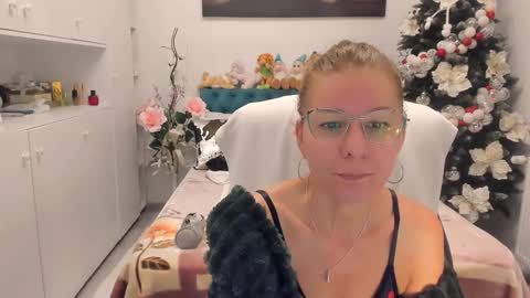 Snapshot of prettyblackeyes chatting on 11.29.25 wilma online show from 11.29.25