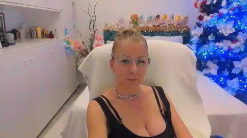 Snapshot of prettyblackeyes chatting on 12.13.25 wilma online show from 12.13.25