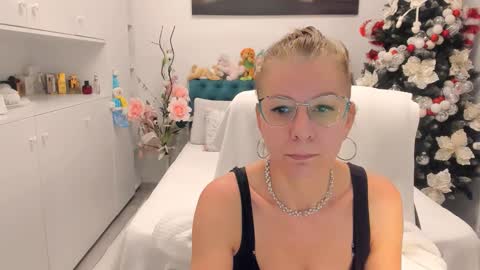 Snapshot of prettyblackeyes chatting on 12.15.25 wilma online show from 12.15.25