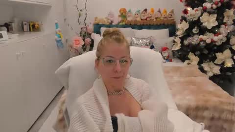 Snapshot of prettyblackeyes chatting on 01.07.26 wilma online show from 01.07.26