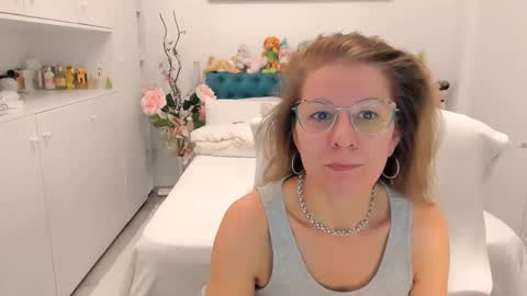 Snapshot of prettyblackeyes chatting on 01.13.26 wilma online show from 01.13.26