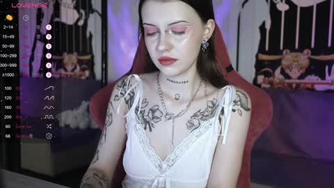 Snapshot of prettybones chatting on 12.13.24 Violet online show from 12.13.24