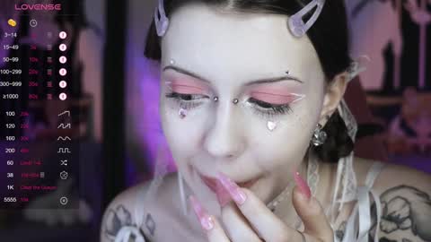 Snapshot of prettybones chatting on 01.01.25 Violet online show from 01.01.25