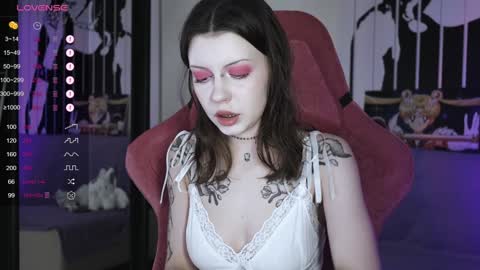 Snapshot of prettybones chatting on 01.04.25 Violet online show from 01.04.25