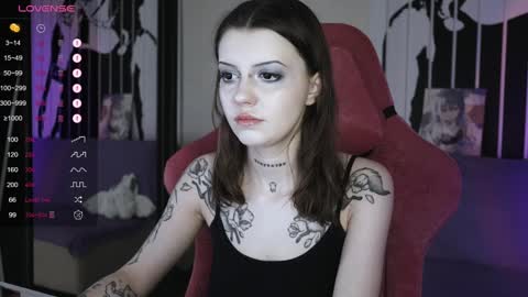 Snapshot of prettybones chatting on 01.12.25 Violet online show from 01.12.25