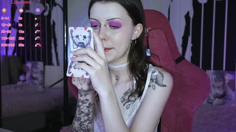 Snapshot of prettybones chatting on 02.08.25 Violet online show from 02.08.25