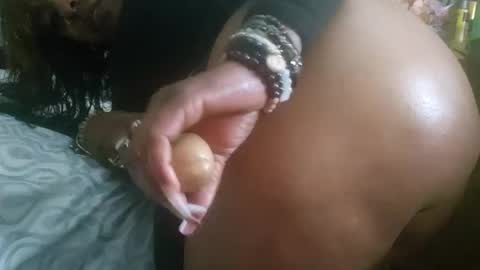 Snapshot of prettylips3 chatting on 03.12.25 Mona Red online show from 03.12.25