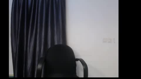 Snapshot of prettymia9 chatting on 11.18.25 mia online show from 11.18.25