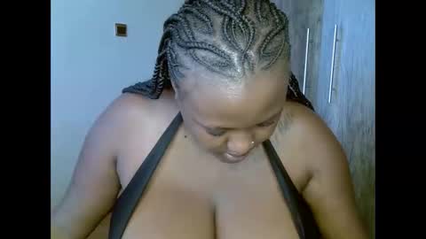 Snapshot of prettypearl_ chatting on 12.20.24 pearl online show from 12.20.24