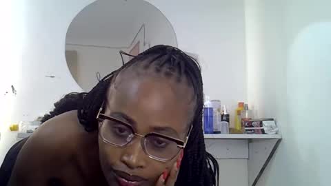 Snapshot of prettysmallsquiter chatting on 05.25.26 apple online show from 05.25.26