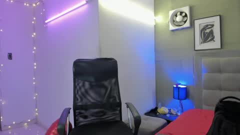 Snapshot of prince_arthur77 chatting on 02.28.25 prince_arthur77 online show from 02.28.25