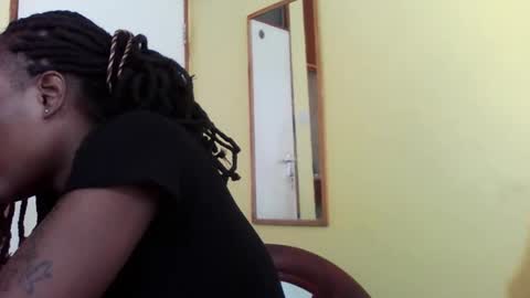 Snapshot of princessmiles2 chatting on 02.09.25 phelly online show from 02.09.25