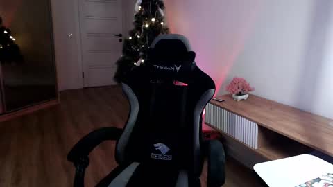 18 y.o online show from 02.17.25