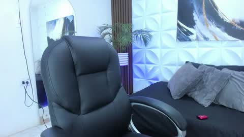 Snapshot of priscila_cooper chatting on 10.22.25 Priscila online show from 10.22.25