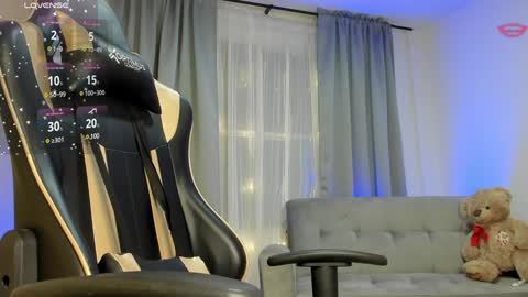    INDEPENDENT MODEL online show from 12.13.24