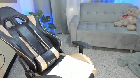    INDEPENDENT MODEL online show from 12.25.24