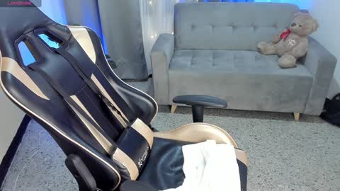    INDEPENDENT MODEL online show from 12.27.24