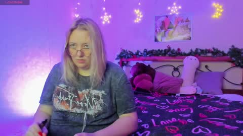 Snapshot of puffybun chatting on 12.17.24 puffybun online show from 12.17.24