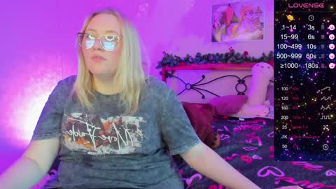 Snapshot of puffybun chatting on 12.17.24 puffybun online show from 12.17.24