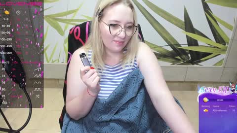 Snapshot of puffybun chatting on 12.19.24 puffybun online show from 12.19.24