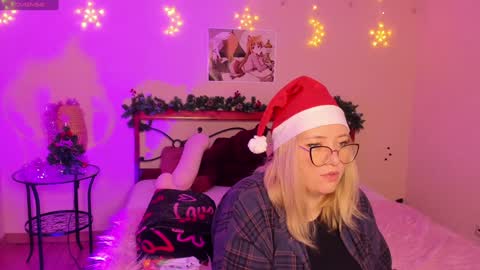 Snapshot of puffybun chatting on 12.24.24 puffybun online show from 12.24.24