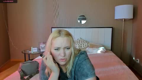 Snapshot of puffybun chatting on 02.14.25 puffybun online show from 02.14.25