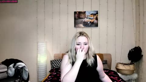 Snapshot of puffybun chatting on 03.03.25 puffybun online show from 03.03.25