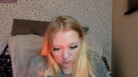 Snapshot of puffybun chatting on 02.18.26 puffybun online show from 02.18.26