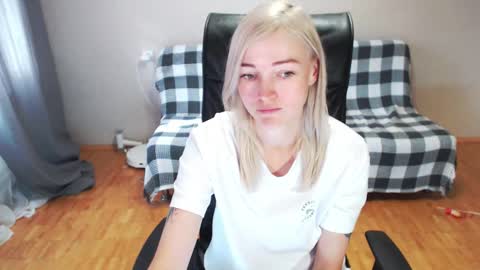 Snapshot of puma_ma chatting on 09.10.25 Polly online show from 09.10.25