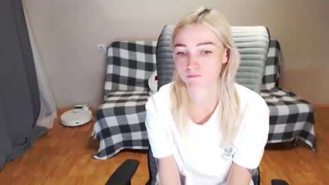 Snapshot of puma_ma chatting on 12.01.25 Polly online show from 12.01.25