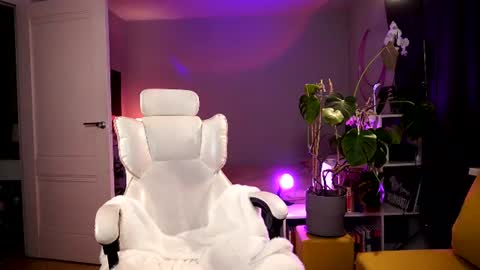 Snapshot of purple_baby chatting on 07.03.26 Sasha wait you here 6 of November. will celebrate my B- day online show from 07.03.26