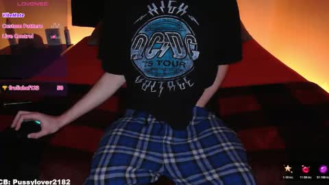 Snapshot of pussylover2182 chatting on 11.19.25 pussylover2182 online show from 11.19.25