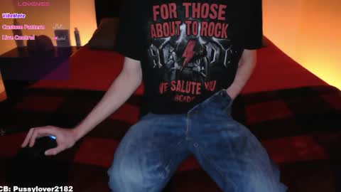 Snapshot of pussylover2182 chatting on 11.24.25 pussylover2182 online show from 11.24.25