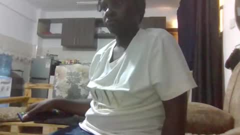 Snapshot of queen014 chatting on 11.21.25 queen014 online show from 11.21.25