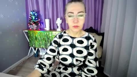 Snapshot of queen_a_n_i chatting on 01.02.25 A N I Ill be here on December 1st online show from 01.02.25