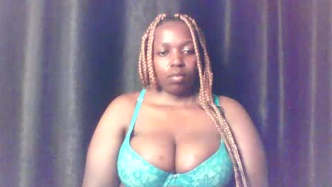 Snapshot of queen_melanine chatting on 05.09.26 QUEEN online show from 05.09.26