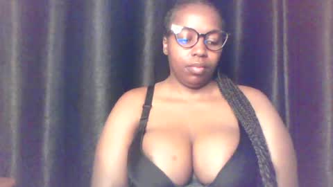 Snapshot of queen_melanine chatting on 06.26.26 QUEEN online show from 06.26.26