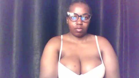 Snapshot of queen_melanine chatting on 06.29.26 QUEEN online show from 06.29.26