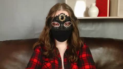 Snapshot of queen_nora chatting on 06.22.26 Nora online show from 06.22.26