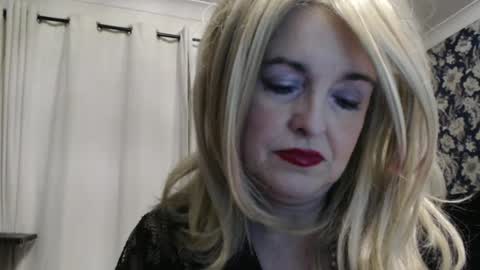 Snapshot of queen_of_the_deck chatting on 06.17.26 Topaz blue dreamo989n999 online show from 06.17.26