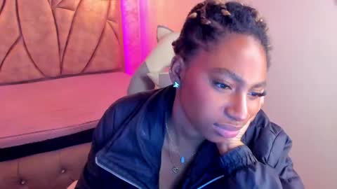 Snapshot of queen_perla_ chatting on 01.08.25 online show from 01.08.25