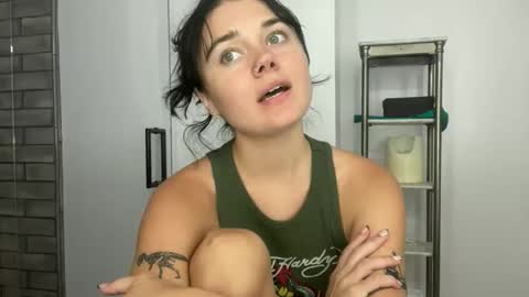 Snapshot of queencassidyy chatting on 10.29.25 Cassidy online show from 10.29.25