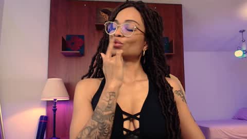 Snapshot of queendom_ing chatting on 02.18.25 Sweet Goddess online show from 02.18.25