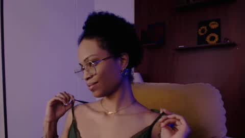 Snapshot of queendom_ing chatting on 03.08.25 Sweet Goddess online show from 03.08.25