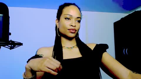 Snapshot of queendom_ing chatting on 10.10.25 Sweet Goddess online show from 10.10.25