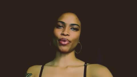 Snapshot of queendom_ing chatting on 11.19.25 Sweet Goddess online show from 11.19.25