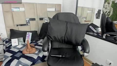 QUEENJEENN online show from 01.08.25