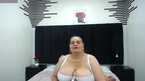 Snapshot of queenmature chatting on 09.24.25 VickyBoobss online show from 09.24.25