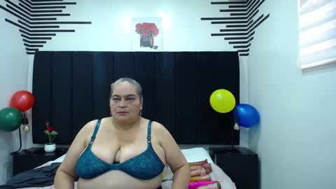 Snapshot of queenmature chatting on 10.27.25 VickyBoobss online show from 10.27.25